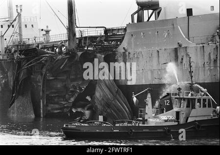Explosion on board Norwegian tanker in port of Rotterdam, large hole in side of tanker, January 30, 1973, ports, explosions, tankers, The Netherlands, 20th century press agency photo, news to remember, documentary, historic photography 1945-1990, visual stories, human history of the Twentieth Century, capturing moments in time Stock Photo