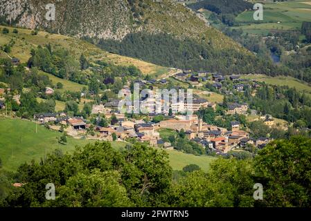 View of the village of Prullans on a spring afternoon (Cerdanya, Catalonia, Spain, Pyrenees) ESP: Vista del pueblo de Prullans en primavera Stock Photo