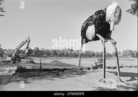 On Amsterdam's Waterlooplein, the preparation of land for the Stopera continues. A study by the Netherlands Theater Institute says that the operating deficit of the musical theater will be 40 million annually. A piece of symbolism on Waterlooplein, a giant ostrich sticking its head in the sand, while preparations for construction are in full swing, May 14, 1982, construction industry, works of art, protests, The Netherlands, 20th century press agency photo, news to remember, documentary, historic photography 1945-1990, visual stories, human history of the Twentieth Century, capturing moments Stock Photo