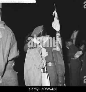 Arrival first detachment of the first Suriname Compag in Amsterdam, soldier greets his fiancée, February 23, 1961, COMPAGNIES, DETACHMENTS, arrivals, soldiers, The Netherlands, 20th century press agency photo, news to remember, documentary, historic photography 1945-1990, visual stories, human history of the Twentieth Century, capturing moments in time Stock Photo