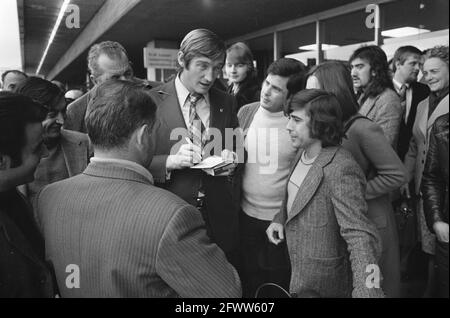 Arrival of Real Madrid team at Schiphol airport, Zocco signs autographs, April 8, 1973, MANUAL, teams, sports, soccer, The Netherlands, 20th century press agency photo, news to remember, documentary, historic photography 1945-1990, visual stories, human history of the Twentieth Century, capturing moments in time Stock Photo