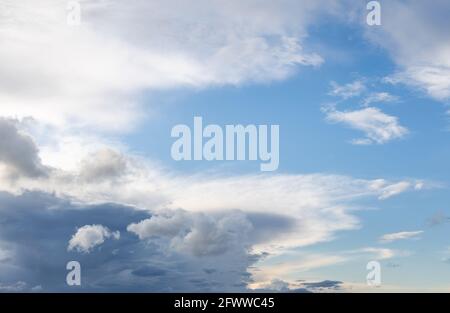 Textur Hintergrund blauer Himmel mit Wolken Stock Photo