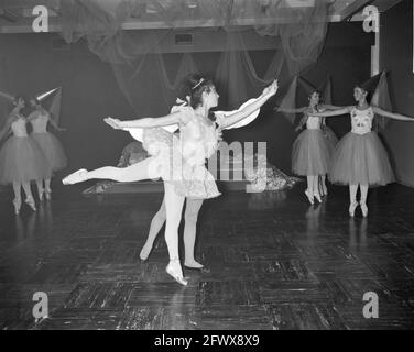 Opening Furniture Trade Fair in Rotterdam. Ballet group dances the Sleeping Beauty, November 6, 1961, Openings, furniture, trade fairs, The Netherlands, 20th century press agency photo, news to remember, documentary, historic photography 1945-1990, visual stories, human history of the Twentieth Century, capturing moments in time Stock Photo