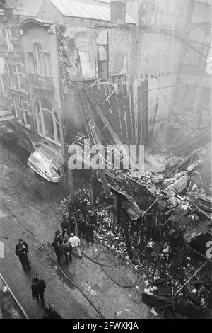 Debris clearing and search for victims Hotel Poland, debris De Slegte left below firefighters discover victim, May 10, 1977, SLACHTOFFERS, fires, fire Stock Photo