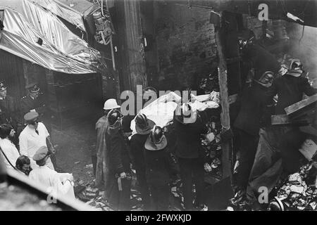 Debris clearing and search for victims Hotel Poland, carrying away victim from debris De Slegte, May 10, 1977, SLACHTOFFERS, fires, hotels, The Nether Stock Photo