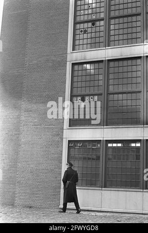 Riots in Groningen House of Detention, agent post in front of House of Detention, November 5, 1971, The Netherlands, 20th century press agency photo, news to remember, documentary, historic photography 1945-1990, visual stories, human history of the Twentieth Century, capturing moments in time Stock Photo