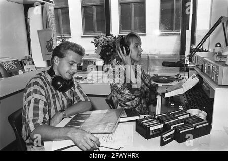 Ether pirate becomes legal youth radio WAPS; employee of WAPS in their studio above the IJsbreker in Amsterdam, August 20, 1985, radios, studios, The Netherlands, 20th century press agency photo, news to remember, documentary, historic photography 1945-1990, visual stories, human history of the Twentieth Century, capturing moments in time Stock Photo