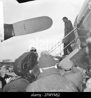 Richard Burton filming at Schiphol today, scene recording on the platform [shooting film The Spy Who Came in from the Cold], April 26, 1965, actors, films, film stars, airports, The Netherlands, 20th century press agency photo, news to remember, documentary, historic photography 1945-1990, visual stories, human history of the Twentieth Century, capturing moments in time Stock Photo