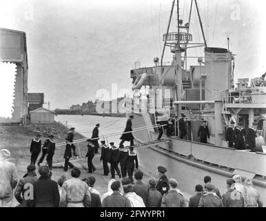 Transfer of commissioning Coastal minesweeper Drachten from the shipyard NV Niestern, shipbuilding union in Hellevoetsluis, January 27, 1956, Transfers, The Netherlands, 20th century press agency photo, news to remember, documentary, historic photography 1945-1990, visual stories, human history of the Twentieth Century, capturing moments in time Stock Photo