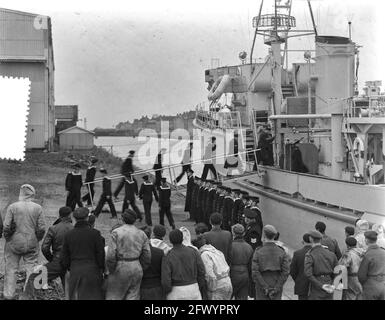 Transfer of commissioning of coastal minesweeper Drachten from the shipyard NV Niestern, shipbuilding union in Hellevoetsluis, January 27, 1956, Transfers, The Netherlands, 20th century press agency photo, news to remember, documentary, historic photography 1945-1990, visual stories, human history of the Twentieth Century, capturing moments in time Stock Photo