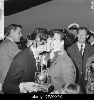 Rudi Carrell has won the silver rose. Rudi Carrell with wife, April 25, 1964, arrivals, The Netherlands, 20th century press agency photo, news to remember, documentary, historic photography 1945-1990, visual stories, human history of the Twentieth Century, capturing moments in time Stock Photo