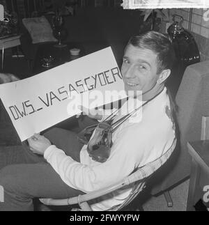 European Cup draw quarterfinals, the DWS player Frits Flinkevleugel happy with the draw against Hungarian team Vasa Gyoer, December 17, 1964, teams, sports, soccer, The Netherlands, 20th century press agency photo, news to remember, documentary, historic photography 1945-1990, visual stories, human history of the Twentieth Century, capturing moments in time Stock Photo