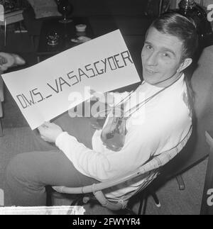 European Cup draw quarterfinals, the DWS player Frits Flinkevleugel happy with the draw against Hungarian team Vasa Gyoer, December 17, 1964, teams, sports, soccer, The Netherlands, 20th century press agency photo, news to remember, documentary, historic photography 1945-1990, visual stories, human history of the Twentieth Century, capturing moments in time Stock Photo