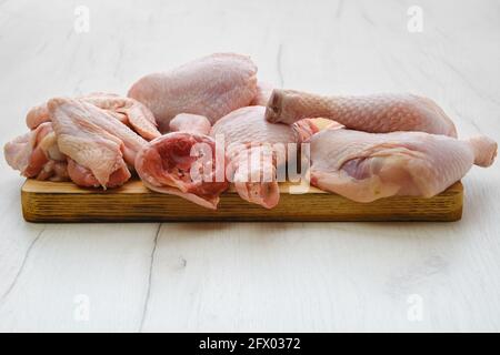 https://l450v.alamy.com/450v/2fx0372/variety-of-fresh-chicken-meat-on-wooden-cutting-board-2fx0372.jpg