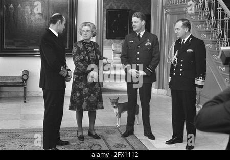 Queen Juliana receives Admiral Sir Terence Lewin left at Huis ten