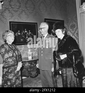 Queen Juliana receives at Huis ten Bosch General Goodpaster (NATO Commander-in-Chief) and his wife, 18 November 1974, generals, queens, paintings, The Netherlands, 20th century press agency photo, news to remember, documentary, historic photography 1945-1990, visual stories, human history of the Twentieth Century, capturing moments in time Stock Photo