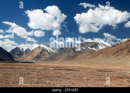 Beautiful landscape panorama of Pamir mountains area in Tajikistan near Pamir highway or Pamirskij trakt international road M41 near Ak-Baital or Akba Stock Photo