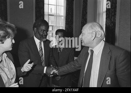 Last day of Antillean Round Table Conference in The Hague, Den Uyl greets Martina (Premier Antilles) during lunch in Lower Housegeb, February 24, 1981, greetings, conferences, lunches, prime ministers, The Netherlands, 20th century press agency photo, news to remember, documentary, historic photography 1945-1990, visual stories, human history of the Twentieth Century, capturing moments in time Stock Photo