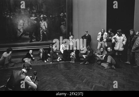 Members of the BBK have Nachtwachtzaal in Rijksmuseum bez Amsterdam. BBK members in Nachtwachtzaal, January 17, 1970, occupations, members, museums, The Netherlands, 20th century press agency photo, news to remember, documentary, historic photography 1945-1990, visual stories, human history of the Twentieth Century, capturing moments in time Stock Photo