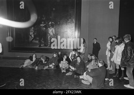 Members of the BBK have Nachtwachtzaal in Rijksmuseum bez Amsterdam. BBK members in Nachtwachtzaal, January 17, 1970, occupations, members, museums, The Netherlands, 20th century press agency photo, news to remember, documentary, historic photography 1945-1990, visual stories, human history of the Twentieth Century, capturing moments in time Stock Photo