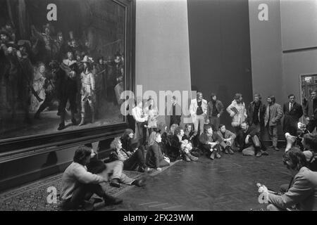 Members of the BBK have Nachtwachtzaal in Rijksmuseum bez Amsterdam. BBK members in Nachtwachtzaal, January 17, 1970, occupations, members, museums, The Netherlands, 20th century press agency photo, news to remember, documentary, historic photography 1945-1990, visual stories, human history of the Twentieth Century, capturing moments in time Stock Photo