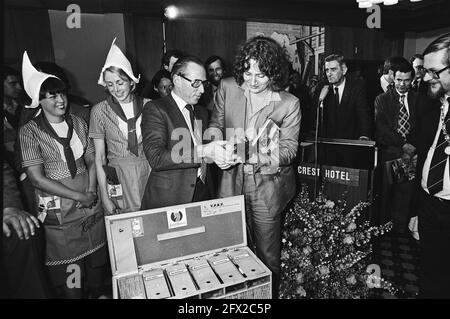 IBM chess tournament draw, Timman with marmot, June 26, 1980, The Netherlands, 20th century press agency photo, news to remember, documentary, historic photography 1945-1990, visual stories, human history of the Twentieth Century, capturing moments in time Stock Photo