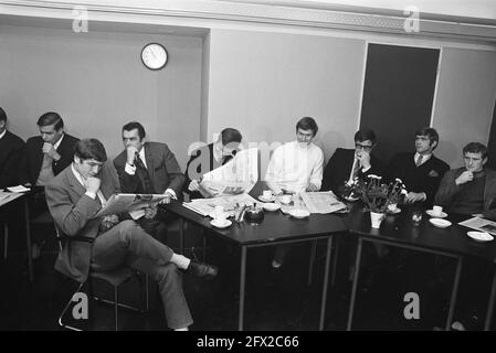 Draw in the quarter-finals for the European Football Cup. Journalists listen to the broadcast of the draw?], December 10, 1969, journalists, sports, soccer, The Netherlands, 20th century press agency photo, news to remember, documentary, historic photography 1945-1990, visual stories, human history of the Twentieth Century, capturing moments in time Stock Photo