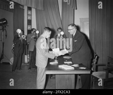 Drawing of lots World chess candidates tournament Amsterdam, 26 March 1956, candidates, chess, The Netherlands, 20th century press agency photo, news to remember, documentary, historic photography 1945-1990, visual stories, human history of the Twentieth Century, capturing moments in time Stock Photo