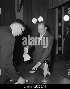 Drawing of lots World chess candidates tournament Amsterdam, 26 March 1956, candidates, chess, The Netherlands, 20th century press agency photo, news to remember, documentary, historic photography 1945-1990, visual stories, human history of the Twentieth Century, capturing moments in time Stock Photo