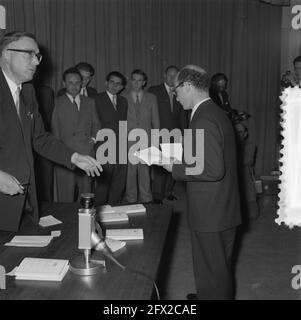 Drawing of lots World chess candidates tournament Amsterdam, 26 March 1956, draws, chess, The Netherlands, 20th century press agency photo, news to remember, documentary, historic photography 1945-1990, visual stories, human history of the Twentieth Century, capturing moments in time Stock Photo