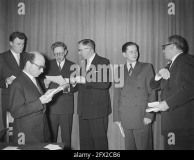 Drawing of lots World chess candidates tournament Amsterdam, 26 March 1956, candidates, chess, The Netherlands, 20th century press agency photo, news to remember, documentary, historic photography 1945-1990, visual stories, human history of the Twentieth Century, capturing moments in time Stock Photo