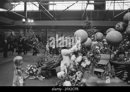 Princess Beatrix opens Westland 19 Nu in Poeldijk; Princess performs opening by placing pestle in flower motif, September 22, 1976, Openings, princesses, The Netherlands, 20th century press agency photo, news to remember, documentary, historic photography 1945-1990, visual stories, human history of the Twentieth Century, capturing moments in time Stock Photo