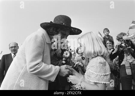 Princess Beatrix opens Westland 19 Nu in Poeldijk; Princess Beatrix receives flowers, September 22, 1976, openings, The Netherlands, 20th century press agency photo, news to remember, documentary, historic photography 1945-1990, visual stories, human history of the Twentieth Century, capturing moments in time Stock Photo