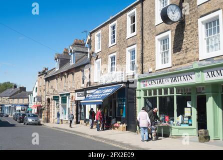 People shopping in the market square in Haltwhistle town centre, Northumberland, England, UK Stock Photo
