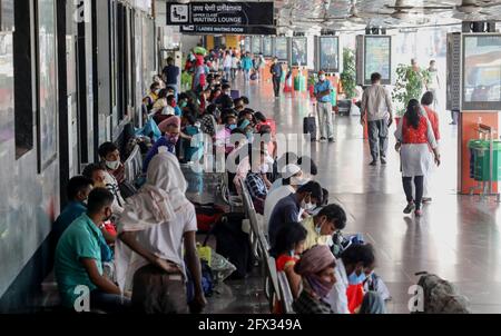 New Delhi, India. 25th May, 2021. Passengers waiting for their train while sitting at platform after testing for Covid-19 at New Delhi Railway Station. India is the world fastest growing pandemic adding 196,427 confirmed cases of covid-19 infection and 3,511 deaths by the pandemic. India death toll due to the virus now is 307,231. Credit: SOPA Images Limited/Alamy Live News Stock Photo