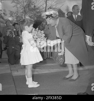 Artis 125 years zoo. queen Juliana receives flowers from daughter Deputy Director Artis Overgoor, May 2, 1963, FLOWERS, zoos, daughters, queens, The Netherlands, 20th century press agency photo, news to remember, documentary, historic photography 1945-1990, visual stories, human history of the Twentieth Century, capturing moments in time Stock Photo