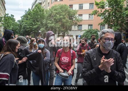 Barcelona, Spain. 25th May, 2021. Protester chants slogans and hits a pan during the protest.A judicial eviction of three activists in Barcelona has ended up motivating an occupation, by protesters, at the headquarters of the political party ERC (Republican Left of Catalonia) on the first day of the mandate of the president of the Generalitat of Catalonia, Pere Aragones (ERC). Credit: SOPA Images Limited/Alamy Live News Stock Photo