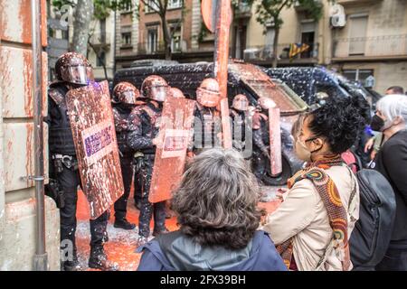 Barcelona, Spain. 25th May, 2021. Protesters stand in front of the police during a demonstration.A judicial eviction of three activists in Barcelona has ended up motivating an occupation, by protesters, at the headquarters of the political party ERC (Republican Left of Catalonia) on the first day of the mandate of the president of the Generalitat of Catalonia, Pere Aragones (ERC). (Photo by Thiago Prudencio/SOPA Images/Sipa USA) Credit: Sipa USA/Alamy Live News Stock Photo