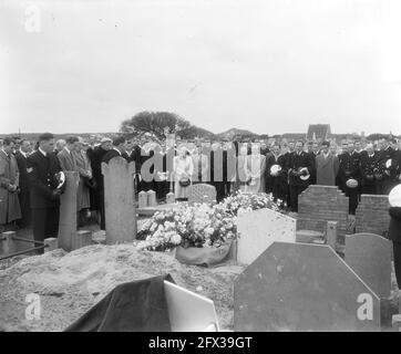 Military funeral skipper Jan Hendrik Simonis Den Helder, 5 July 1955, funerals, boatmen, The Netherlands, 20th century press agency photo, news to remember, documentary, historic photography 1945-1990, visual stories, human history of the Twentieth Century, capturing moments in time Stock Photo