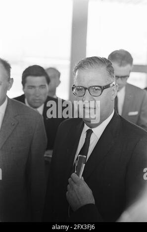 Minister of Foreign Affairs of Israel Abba Eban (head) briefly at Schiphol Airport, June 6, 1967, Ministers, The Netherlands, 20th century press agency photo, news to remember, documentary, historic photography 1945-1990, visual stories, human history of the Twentieth Century, capturing moments in time Stock Photo