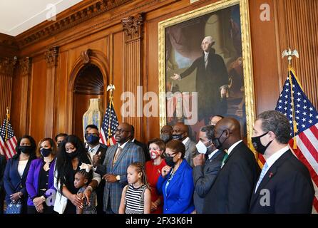 Washington, USA. 25th May, 2021. Philonise Floyd, the brother of George Floyd, speaks as he and members of the Floyd family meet with House Speaker Nancy Pelosi (5th R), D-CA, and Rep. Karen Bass (4th R), D-CA, in the Rayburn Room of the US Capitol in Washington, DC on May 25, 2021. (Photo by MANDEL NGAN/Pool/Sipa USA) Credit: Sipa USA/Alamy Live News Stock Photo