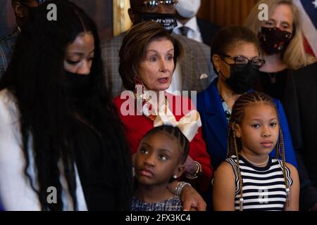 Washington, USA. 25th May, 2021. House Speaker Nancy Pelosi, D-CA, speaks to the press while standing with members of the Floyd family prior to a meeting to mark the anniversary of the death of George Floyd, Tuesday, May 25, 2021, on Capitol Hill, in Washington. (Photo by Pool/Sipa USA) Credit: Sipa USA/Alamy Live News Stock Photo