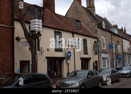 Beehive Inn in Grantham, the only pub with a living sign Stock Photo