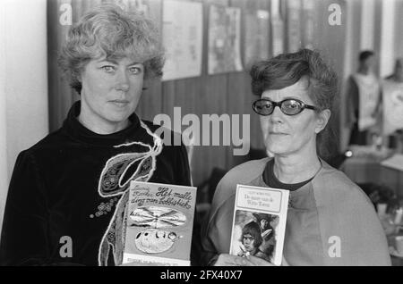Prize for Children's Book 1971 announced, Amsterdam, (l) Kooiker, (r) Schouten, October 5, 1971, prizes, The Netherlands, 20th century press agency photo, news to remember, documentary, historic photography 1945-1990, visual stories, human history of the Twentieth Century, capturing moments in time Stock Photo