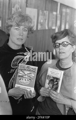 Prize for Children's Book 1971 announced, Amsterdam, no. 14 (l) Leonie Kooiker, (r) Alet Schouten, no. 5 L. Kooiker, headline, October 5, 1971, awards, The Netherlands, 20th century press agency photo, news to remember, documentary, historic photography 1945-1990, visual stories, human history of the Twentieth Century, capturing moments in time Stock Photo