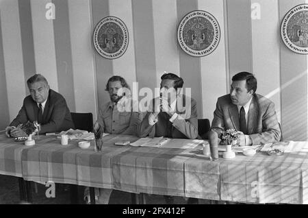Prize for Children's Book 1971 announced, Amsterdam, from left to right W. J. Schouten, Hugo Raes, D. Kok, D. Ouwehand, October 5, 1971, prizes, The Netherlands, 20th century press agency photo, news to remember, documentary, historic photography 1945-1990, visual stories, human history of the Twentieth Century, capturing moments in time Stock Photo
