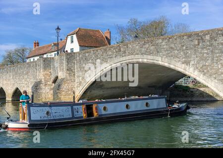 The ancient stone Abingdon Bridge spanning the River Thames with the Nags Head Public House and a narrow boat  - Abingdon, Oxfordshire, England, UK Stock Photo