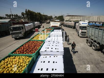 Trucks transport goods to Gaza via the Kerem Shalom crossing in Rafah ...