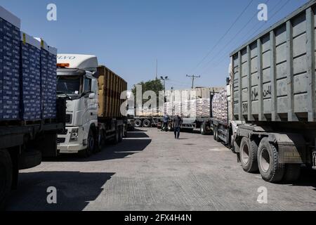 Trucks transport goods to Gaza via the Kerem Shalom crossing in Rafah ...