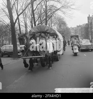 The Gillis family from America with covered wagon in the Netherlands, 28 February 1964, The Netherlands, 20th century press agency photo, news to remember, documentary, historic photography 1945-1990, visual stories, human history of the Twentieth Century, capturing moments in time Stock Photo